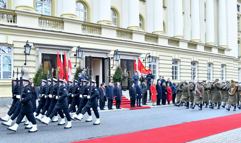 Đội danh dự Quân đội Ba Lan diễu hành qua khu vực cử hành buổi lễ.