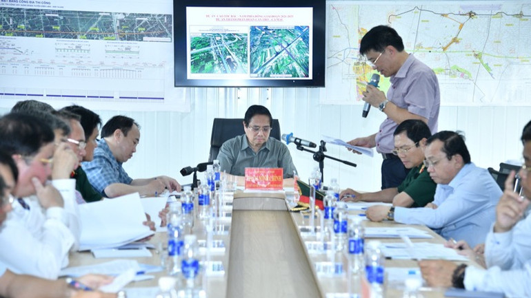 Quang cảnh cuộc họp với các bộ, ngành, chủ đầu tư, đơn vị thi công về giải pháp đẩy nhanh tiến độ dự án. (Ảnh: THANH GIANG)