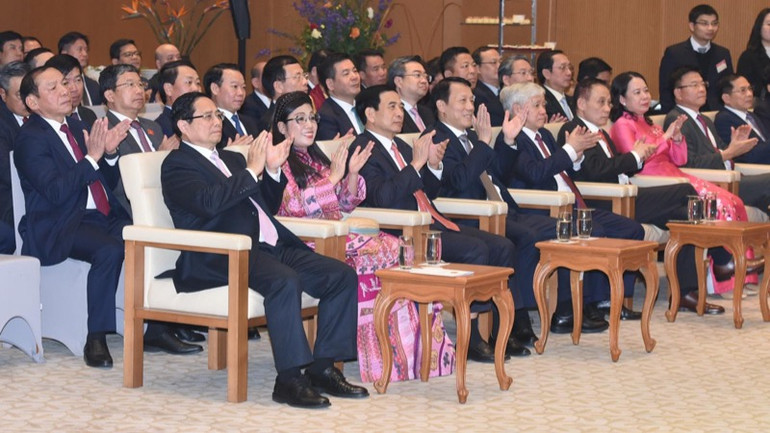 Thủ tướng Phạm Minh Chính và Phu nhân cùng các đồng chí lãnh đạo Đảng, Nhà nước và các vị khách quốc tế thưởng thức các tiết mục văn nghệ đặc sắc tại sự kiện. (Ảnh: TRẦN HẢI)