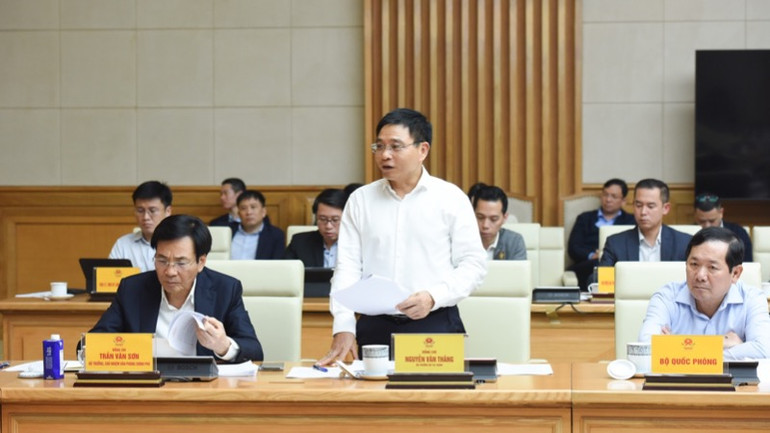 Bộ trưởng Tài chính Nguyễn Văn Thắng báo cáo tại cuộc họp. (Ảnh: TRẦN HẢI)