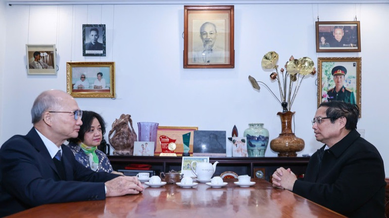 Thủ tướng Phạm Minh Chính ân cần thăm hỏi, chúc Tết thân nhân gia đình cố Thủ tướng Phạm Văn Đồng. (Ảnh: TRẦN HẢI)