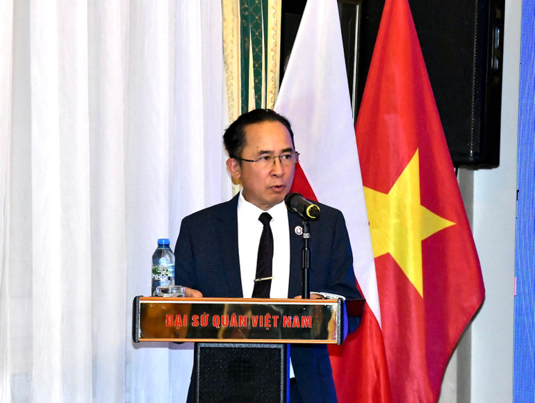 Đại diện bà con cộng đồng người Việt Nam tại Ba Lan phát biểu ý kiến. (Ảnh: THANH GIANG)