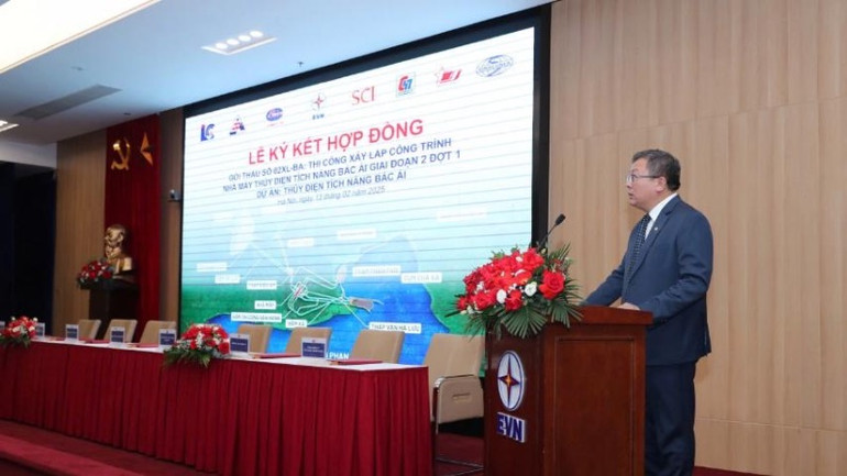 Phó Tổng Giám đốc Tập đoàn Điện lực Việt Nam (ENV) Phạm Hồng Phương phát biểu ý kiến tại lễ ký. (Ảnh: EVN)