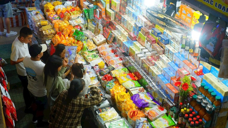 Mặt hàng bánh kẹo luôn hút hàng trong những ngày Tết ở Đà Nẵng.