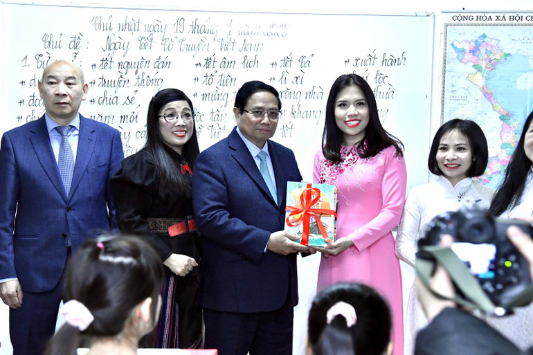 Thủ tướng Phạm Minh Chính và Phu nhân tặng sách cho Trung tâm dạy tiếng Việt. (Ảnh: THANH GIANG)