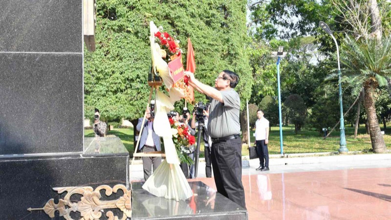 Thủ tướng Phạm Minh Chính dâng hoa tại Tượng đài Hoàng đế Quang Trung trong Khu di tích lịch sử quốc gia đặc biệt Đền thờ Tây Sơn Tam Kiệt. (Ảnh: THANH GIANG)
