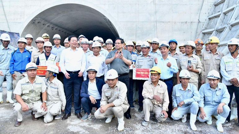 Thủ tướng Phạm Minh Chính tặng quà động viên các đơn vị tham gia thi công trên công trường. (Ảnh: THANH GIANG)