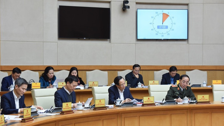 Đại diện lãnh đạo các bộ, ngành Trung ương tham dự phiên họp (Ảnh: TRẦN HẢI).