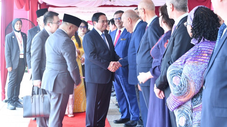 Thủ tướng Phạm Minh Chính với các Đại sứ, Trưởng cơ quan đại diện ngoại giao tại Malaysia tham dự Lễ đón chính thức. (Ảnh: THANH GIANG)