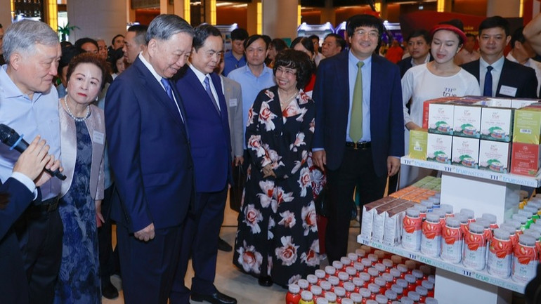 Tổng Bí thư Tô Lâm, các đồng chí lãnh đạo Đảng, Nhà nước tham quan một gian trưng bày sản phẩm. (Ảnh: VGP/Nhật Bắc)