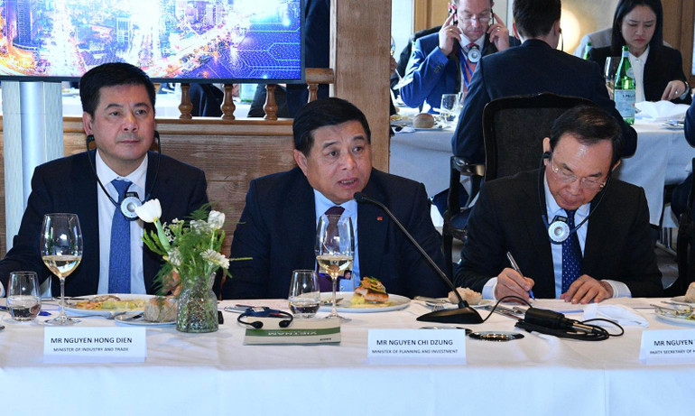 Bộ trưởng Kế hoạch và Đầu tư Nguyễn Chí Dũng phát biểu ý kiến tại Tọa đàm. (Ảnh: THANH GIANG) Bộ trưởng Kế hoạch và Đầu tư Nguyễn Chí Dũng phát biểu ý kiến tại Tọa đàm. (Ảnh: THANH GIANG)