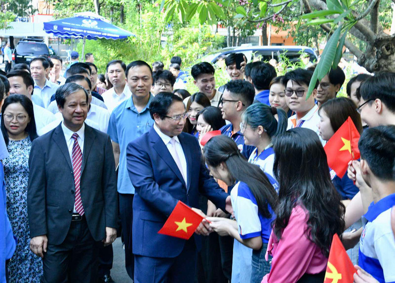 Thủ tướng Phạm Minh Chính với các sinh viên (Ảnh: THANH GIANG).