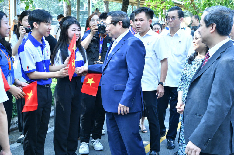 Thủ tướng Phạm Minh Chính với sinh viên Trường Đại học Sư phạm Kỹ thuật Thành phố Hồ Chí Minh (Ảnh: THANH GIANG).