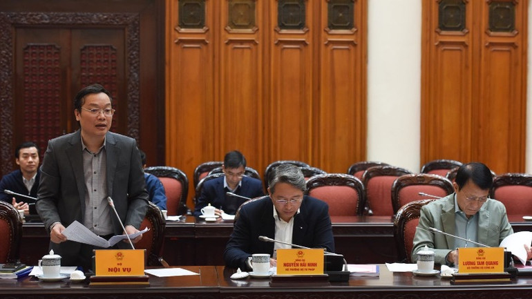 Lãnh đạo Bộ Nội vụ báo cáo Thủ tướng Chính phủ tại Phiên họp. (Ảnh: TRẦN HẢI)