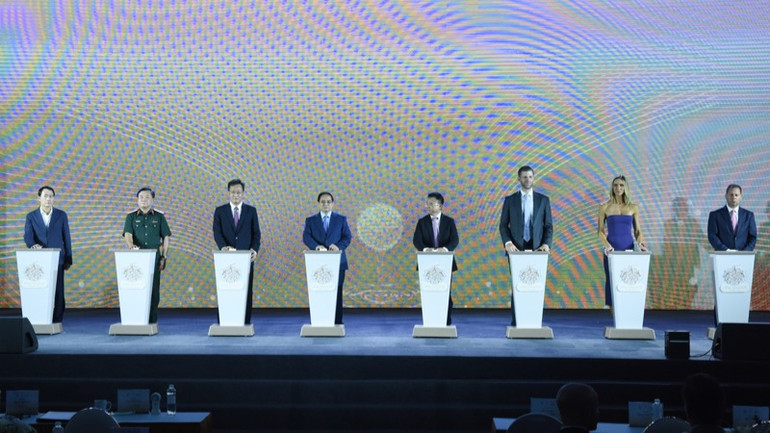 Thủ tướng Phạm Minh Chính và các đồng chí lãnh đạo, đại biểu thực hiện nghi thức khởi công dự án (Ảnh: TRẦN HẢI).