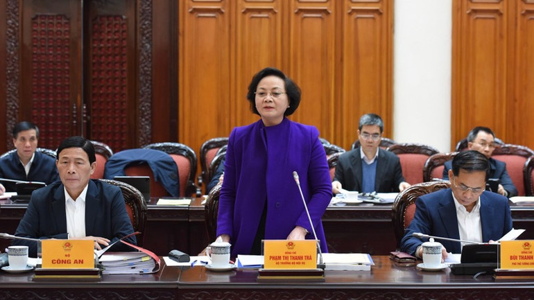 Bộ trưởng Nội vụ Phạm Thị Thanh Trà báo cáo tại Phiên họp. (Ảnh: TRẦN HẢI)