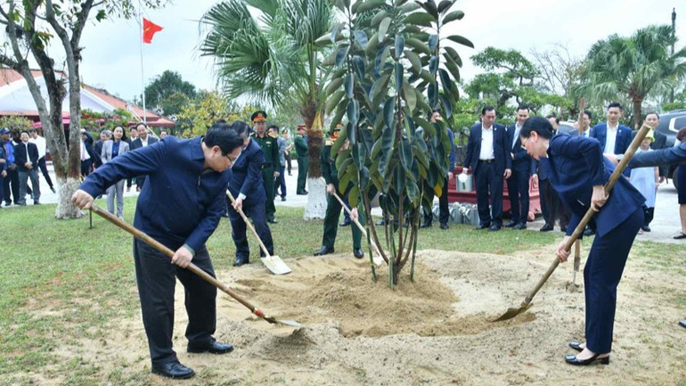 Thủ tướng Phạm Minh Chính trồng cây lưu niệm tại Khu di tích Thủ tướng Phạm Văn Đồng (Ảnh: THANH GIANG).