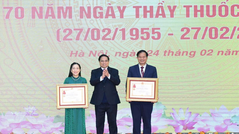 Thủ tướng Phạm Minh Chính trao Huân chương Lao động hạng Ba tặng PGS, TS, Giám đốc Bệnh viện Bạch Mai và 1 cá nhân của Bệnh viện. (Ảnh: TRẦN HẢI)