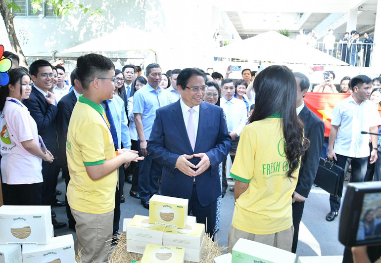 Thủ tướng Phạm Minh Chính trao đổi với một nhóm sinh viên khởi nghiệp (Ảnh: THANH GIANG).