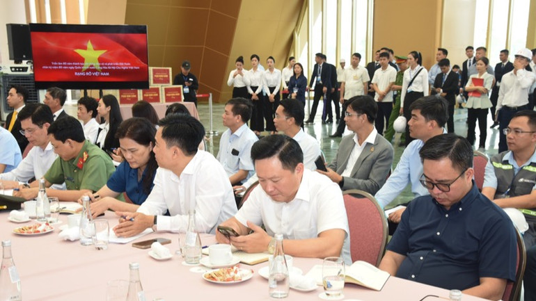 Các đại biểu tham dự cuộc họp. (Ảnh: TRẦN HẢI)