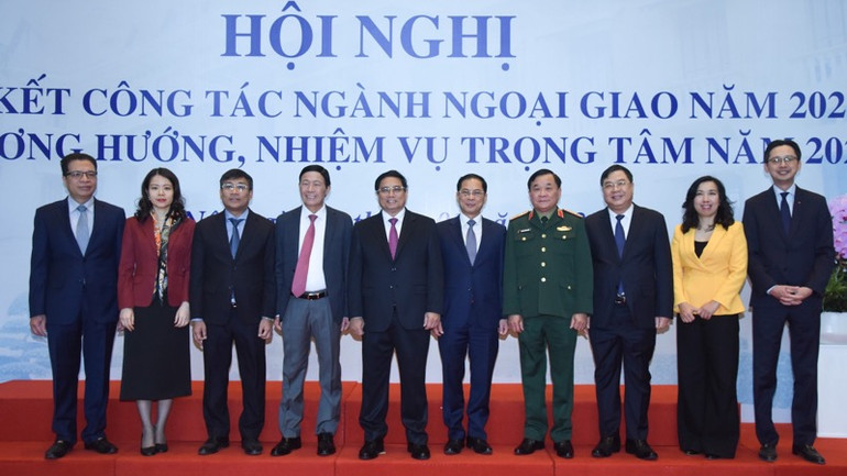 Thủ tướng Phạm Minh Chính và lãnh đạo một số bộ, ban, ngành Trung ương với lãnh đạo Bộ Ngoại giao. (Ảnh: TRẦN HẢI)