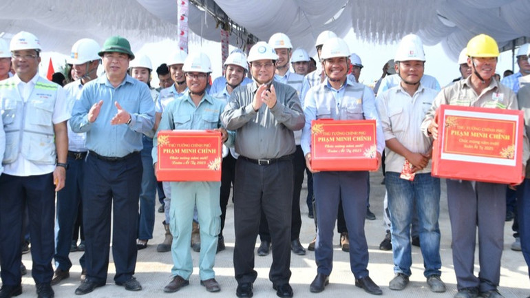 Thủ tướng Phạm Minh Chính tặng quà động viên các đơn vị đang thi công trên công trường. (Ảnh: THANH GIANG) Thủ tướng Phạm Minh Chính tặng quà động viên các đơn vị đang thi công trên công trường. (Ảnh: THANH GIANG)