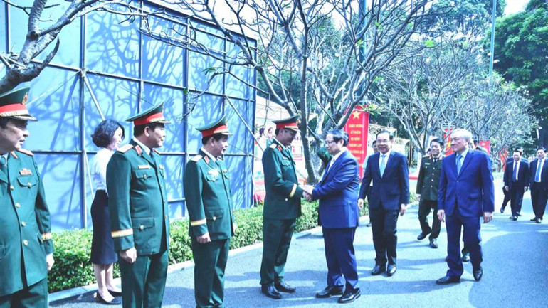 Thủ tướng Phạm Minh Chính với lãnh đạo Bộ Tư lệnh Thành phố Hồ Chí Minh. (Ảnh: THANH GIANG)