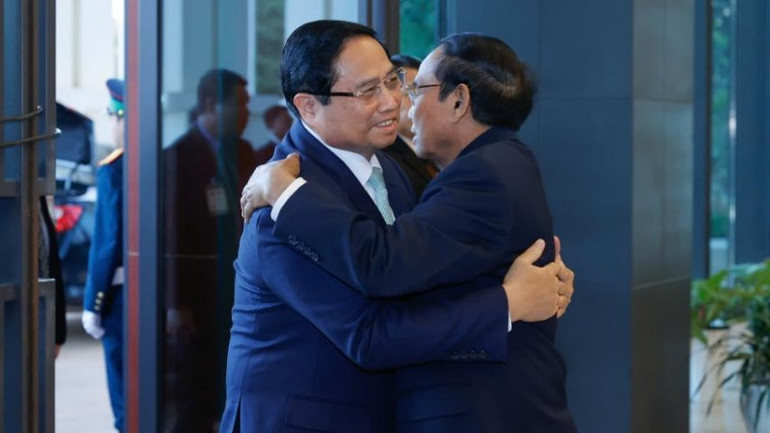 Thủ tướng Phạm Minh Chính với đồng chí Bounthong Chitmany, Thường trực Ban Bí thư, Phó Chủ tịch nước Lào. (Ảnh: NHẬT BẮC/VGP)