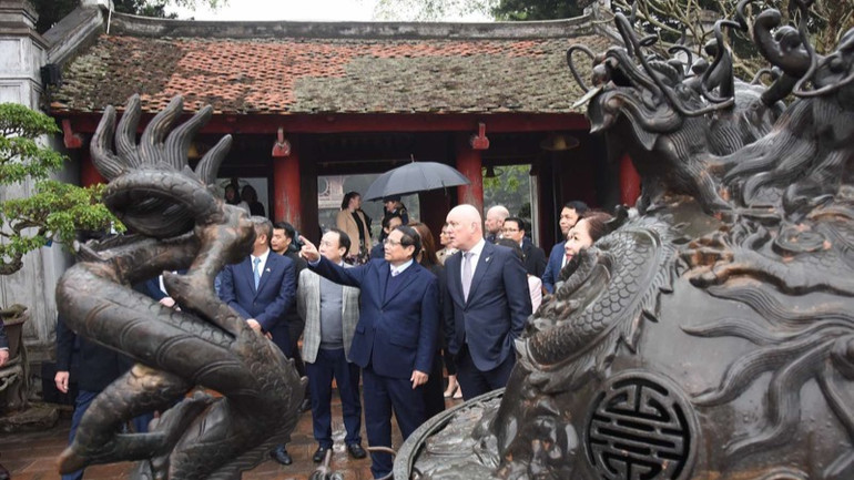 Thủ tướng Phạm Minh Chính giới thiệu với Thủ tướng New Zealand Christopher Luxon về các hiện vật tại Văn Miếu-Quốc Tử Giám. (Ảnh: TRẦN HẢI)