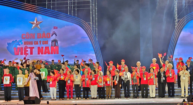 Các chiến sĩ cách mạng bị địch bắt tù đày ở Côn Đảo tham dự sự kiện. (Ảnh: VŨ TÂN)