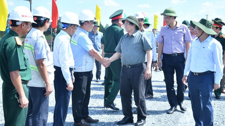 Thủ tướng Phạm Minh Chính tới thăm, động viên các đơn vị thi công trên công trường. (Ảnh: THANH GIANG)