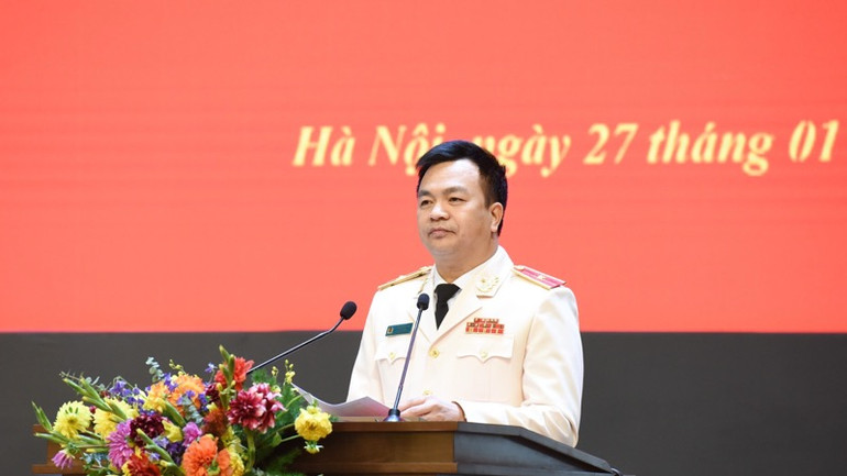 Lãnh đạo Cục An ninh điều tra báo cáo Thủ tướng Chính phủ. (Ảnh: TRẦN HẢI)