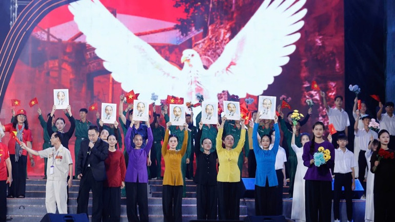 Một tiết mục được biểu diễn tại lễ kỷ niệm. (Ảnh: NHẬT BẮC/VGP)