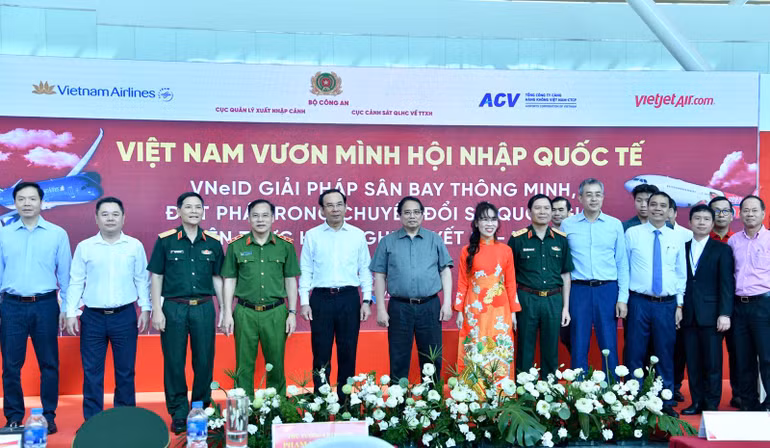 Thủ tướng Phạm Minh Chính và các đồng chí lãnh đạo tham dự Lễ công bố. (Ảnh: THANH GIANG)