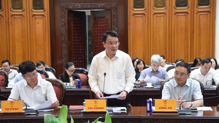 Lãnh đạo Bộ Tài chính phát biểu ý kiến tại cuộc họp (Ảnh: TRẦN HẢI).