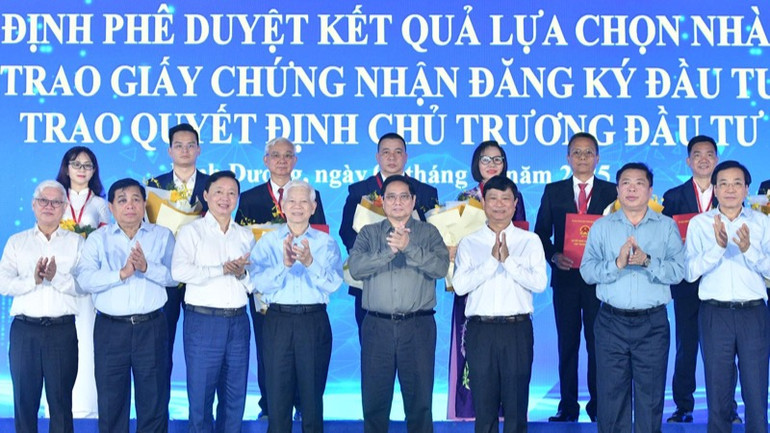 Thủ tướng Phạm Minh Chính chúc mừng các nhà đầu tư được trao giấy chứng nhận và chủ trương chấp thuận đầu tư. (Ảnh: THANH GIANG)