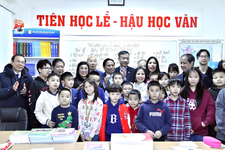 Thủ tướng Phạm Minh Chính và Phu nhân tới thăm Trung tâm dạy tiếng Việt ở Trung tâm thương mại Sapa. (Ảnh: THANH GIANG)