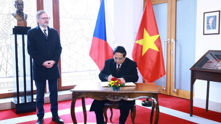 Thủ tướng Phạm Minh Chính ghi lưu bút tại Phủ Thủ tướng CH Czech (Ảnh: NHẬT BẮC/VGP).