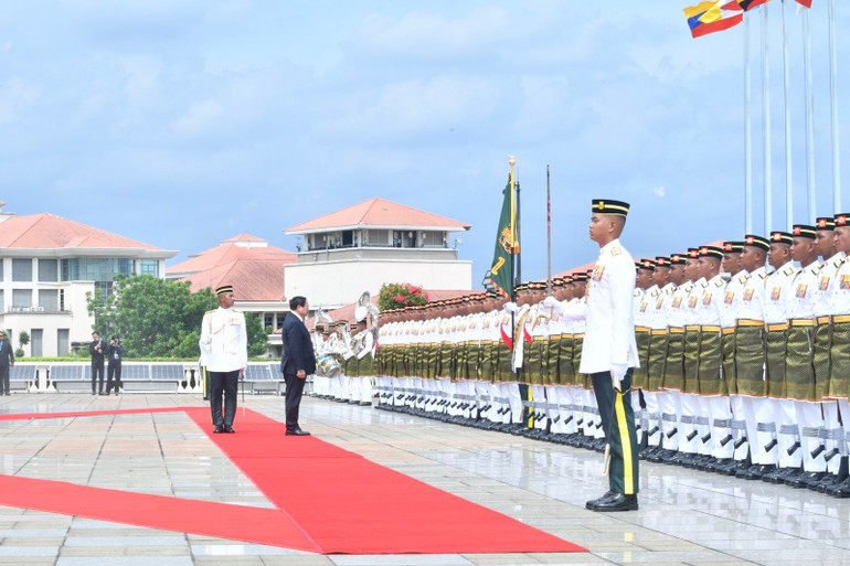 Thủ tướng Phạm Minh Chính duyệt Đội danh dự Quân đội Malaysia. (Ảnh: THANH GIANG)