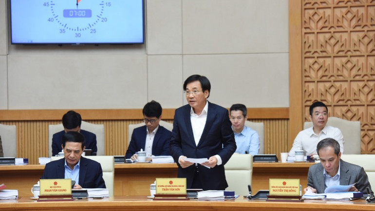 Bộ trưởng, Chủ nhiệm Văn phòng Chính phủ Trần Văn Sơn phát biểu ý kiến tại phiên họp.