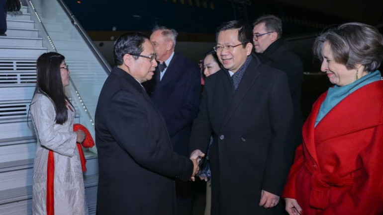 Đại sứ Việt Nam tại Ba Lan Hà Hoàng Hải nồng nhiệt chào đón Thủ tướng Phạm Minh Chính và Phu nhân tại chân cầu thang máy bay (Ảnh: NHẬT BẮC/VGP).