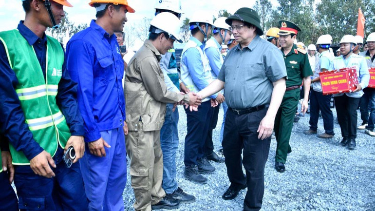 Thủ tướng Phạm Minh Chính với các kỹ sư, công nhân trên công trường. (Ảnh: THANH GIANG)