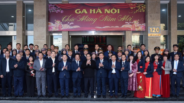 Thủ tướng Phạm Minh Chính, lãnh đạo các bộ, ngành với lãnh đạo, cán bộ, nhân viên Tổng công ty Đường sắt Việt Nam tại ga Hà Nội. (Ảnh: TRẦN HẢI)