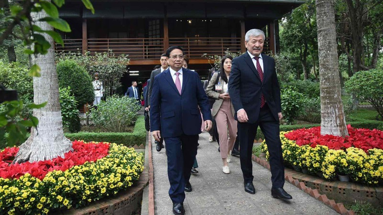 Thủ tướng Phạm Minh Chính và Thủ tướng Kyrgzystan Adylbek Kasymaliev tại Nhà sàn Bác Hồ trong Khu Di tích Phủ Chủ tịch. Thủ tướng Phạm Minh Chính và Thủ tướng Kyrgzystan Adylbek Kasymaliev tại Nhà sàn Bác Hồ trong Khu Di tích Phủ Chủ tịch.