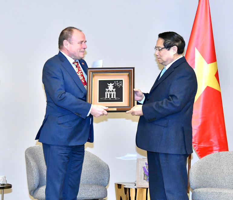 Thủ tướng Phạm Minh Chính tặng Chủ tịch Hội Hữu nghị Czech-Việt Nam Milos Kusy quà lưu niệm. (Ảnh: THANH GIANG)