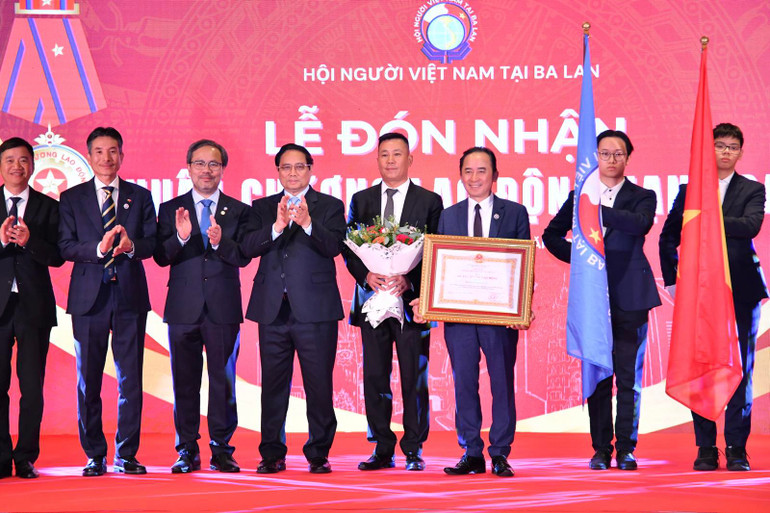 Thủ tướng Phạm Minh Chính chúc mừng Hội Người Việt Nam tại Ba Lan đón nhận phần thưởng cao quý của Đảng, Nhà nước (Ảnh: THANH GIANG).