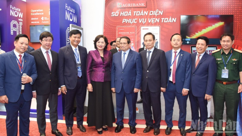 Thủ tướng Phạm Minh Chính với các đồng chí lãnh đạo thăm và trải nghiệm dịch vụ của Ngân hàng Agribank được tổ chức nhân Ngày chuyển đổi số ngành ngân hàng 2025. (Ảnh: TRẦN HẢI) Thủ tướng Phạm Minh Chính với các đồng chí lãnh đạo thăm và trải nghiệm dịch vụ của Ngân hàng Agribank được tổ chức nhân Ngày chuyển đổi số ngành ngân hàng 2025. (Ảnh: TRẦN HẢI)