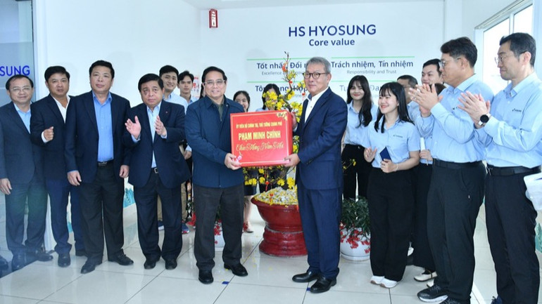 Thủ tướng Phạm Minh Chính tặng quà Tập đoàn HS Hyosung. (Ảnh: THANH GIANG)