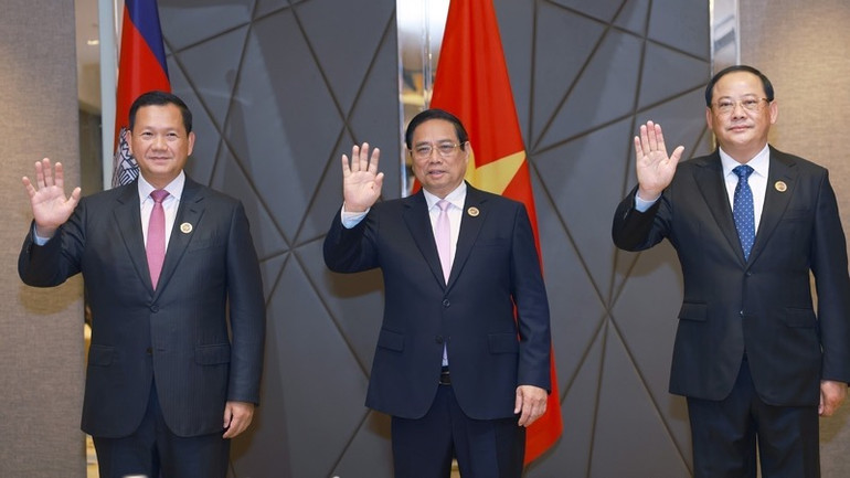 Thủ tướng Phạm Minh Chính cùng Thủ tướng Lào Sonexay Siphandone và Thủ tướng Campuchia Hun Manet. (Ảnh: DƯƠNG GIANG/TTXVN)