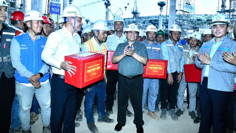 Thủ tướng Phạm Minh Chính tặng quà động viên các đơn vị thi công Nhà ga hành khách Cảng hàng không quốc tế Long Thành.